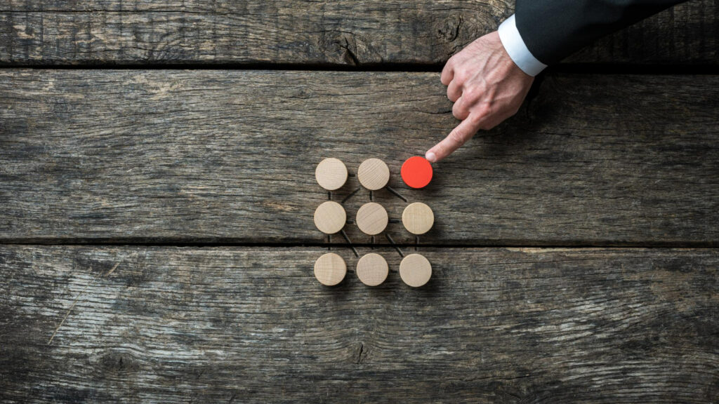 apontando o dedo para um vermelho que simbolizando a inclusão racial