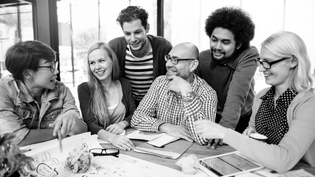 grupo de pessoas diversas em comite de diversidade