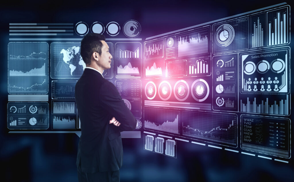 Homem em pé fazendo uma avaliação de 360 graus